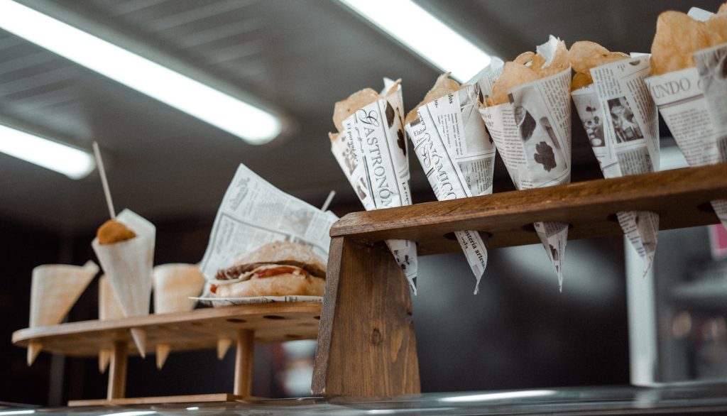 Burger na gazecie - jedzenie serwowane na festiwalu w ekologicznych opakowaniach.